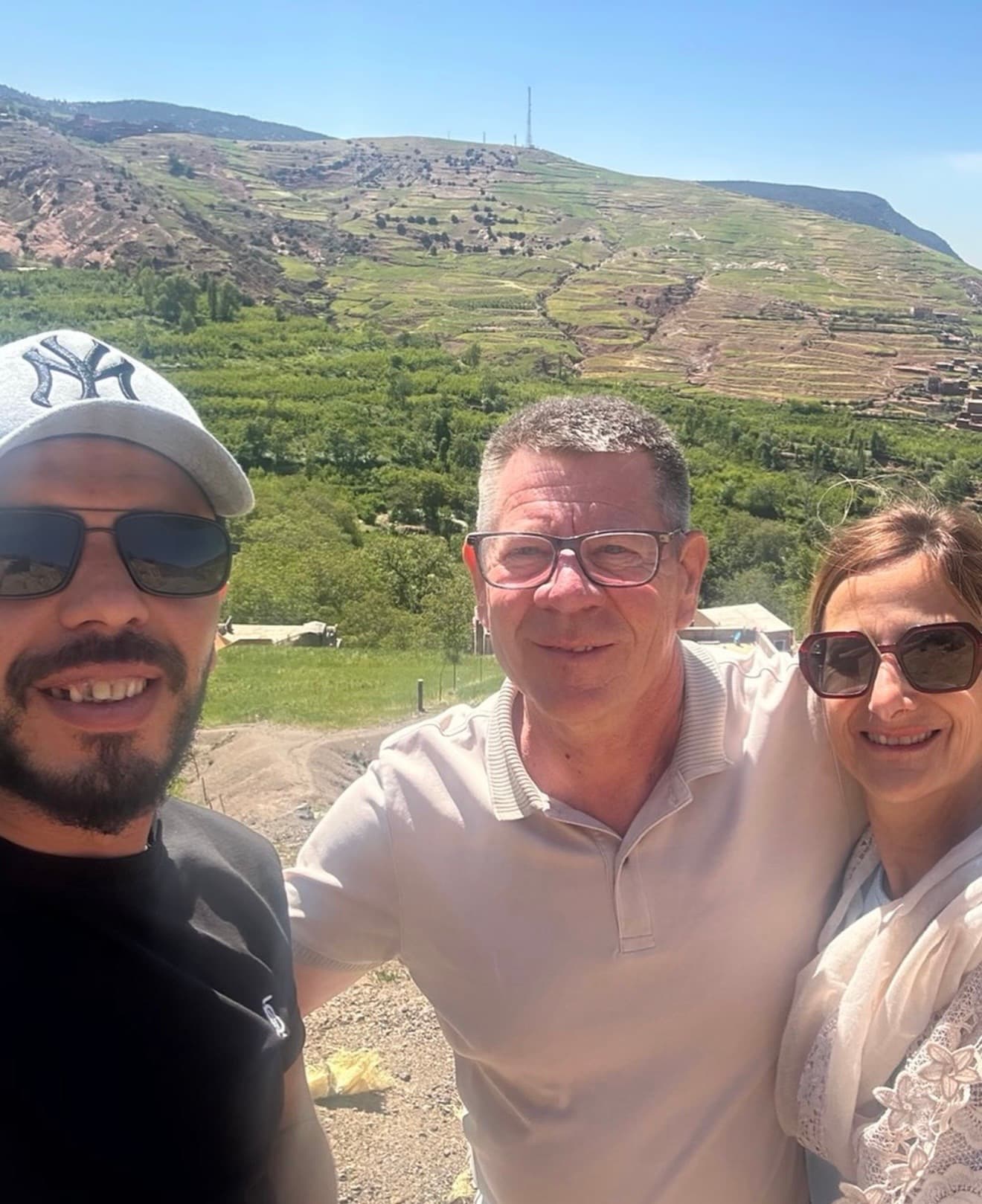 Happy clients on a private driver tour with Chames